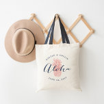 Aloha Pineaple Wedding Welcome Bag Tragetasche<br><div class="desc">Herzlich willkommen auf Ihrem Hawaii oder in Ihrer Hochzeit in Urlaubsort mit diesen schicken und modernen personalisierten Totentaschen. Design-Features "aloha" in marineblau moderne handgeschriebene Kalligraphie-Skript überlagert auf einer tropischen Korallenpfirsichpfirsichpfirsichbilderfassung. Fügen Sie Ihre Namen und das Hochzeitsdatum in kurvigem Text über und unter dem zentralen Design.</div>