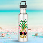 Aloha Tropical Hawaiian Pineapse Edelstahlflasche<br><div class="desc">Bleibe cool und hydratisiert mit dieser personalisierten tropischen Wasserflasche,  die eine glückliche Ananas mit einer Sonnenbrille und einen hawaiianischen "Aloha" in den Sommerfarben (Rosa,  Korallen,  Orange,  Türkis) begrüßt. Ideal für einen Tag am Strand,  Arbeit,  zurück zur Schule,  Fitnessraum und Reisen. Kunst von KL Stock.</div>