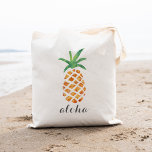 Aloha Tropical Watercolor Ananas Tragetasche<br><div class="desc">Das niedliche Design der Tüte zeigt eine Ananas-Abbildung, das traditionelle Zeichen der Gastfreundschaft, in schieren, hübschen Aquarellen. Dunkelgraue Kalligraphie-Skripte, die standardmäßig auf "aloha" gesetzt sind, können aber den Text einfach ersetzen und mit einem Namen oder einer Nachricht personalisieren. Macht eine tolle Begrüßungstasche oder Gefallen für Hawaii Hochzeiten oder Hochzeiten in...</div>