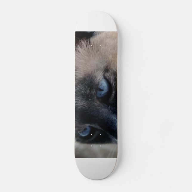 Aloof Siamese Cat Skateboard (Vorderseite)