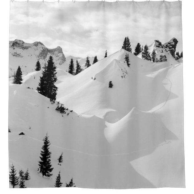 Alpenlandschaft: Schneesichere Berge Duschvorhang (Vorderseite)