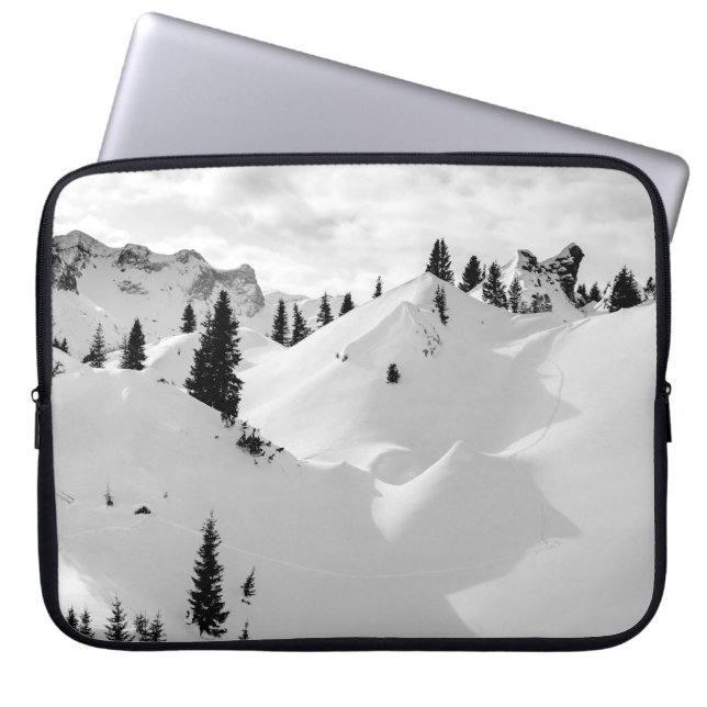 Alpenlandschaft: Schneesichere Berge Laptopschutzhülle (Vorderseite)