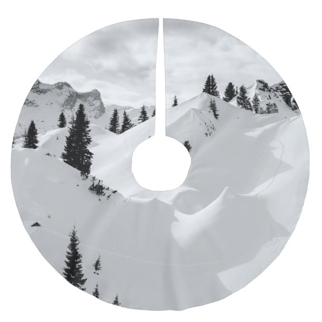 Alpenlandschaft: Schneesichere Berge Polyester Weihnachtsbaumdecke (Vorderseite)