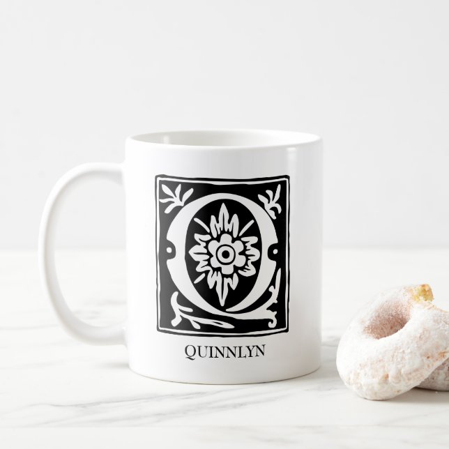 Alphabet-Ornamentik-Brief Q Mit Monogramm Tasse (Mit Donut)