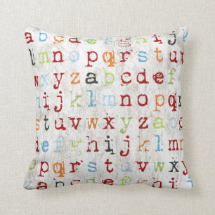 Alphabet-Pillow bedeckt mit Kissen