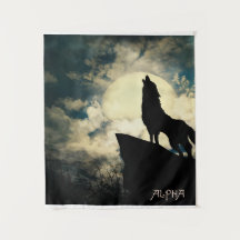 Alphawolf heult bei Vollmond in der Nacht