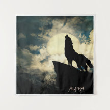 Alphawolf heult bei Vollmond in der Nacht