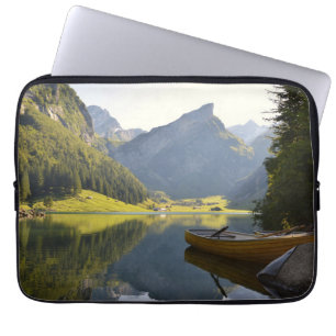 Alpiner Bergsee in der Schweiz Laptopschutzhülle