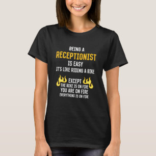 Als Rezeptionist ist der Mitarbeiter an der Rezept T-Shirt