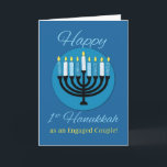 Als Verlobtes Paar Erste Hanukkah Menorah Karte<br><div class="desc">Als verlobtes Ehepaar würden sie Liebe haben, diese besondere Karte zu erhalten, um ihre erste Chanukah zu feiern! Royal Blue Hintergrund ist stark gegen die Botschaft. Ein Mittelkreis betont die schwarze Menorah mit Kerzen.</div>