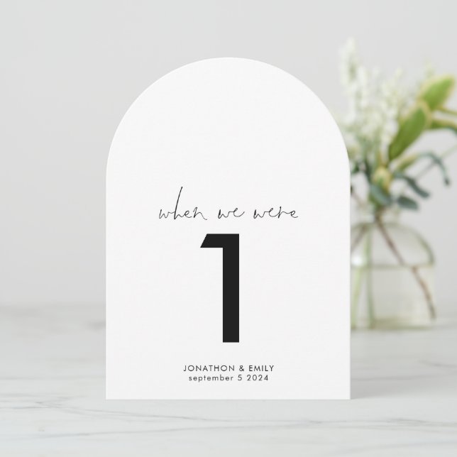 Als wir alt waren Fotos, die Tischnummer hochhielt (Stehend Vorderseite)