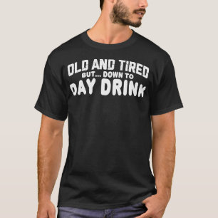 Alt und müde, aber bis zum Tag trinken T-Shirt