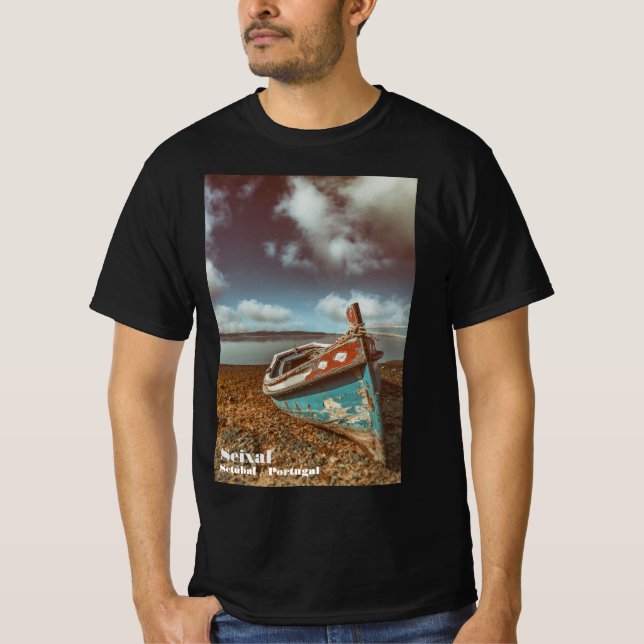Alte Aiola. Traditionelles portugiesisches Boot am T-Shirt (Vorderseite)