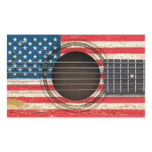Alte Akustikgitarre mit amerikanischer Flagge