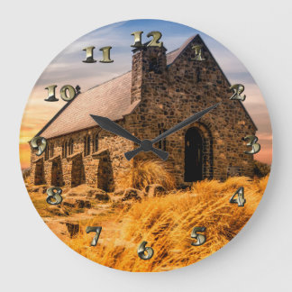 Alte antike Kirche auf der Plains Große Wanduhr