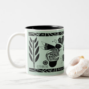 Alte Bienen und Blume auf der Tasse Gold