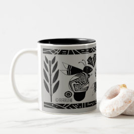Alte Bienen und Blume auf grauer Tasse