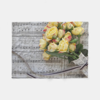 Alte Blattmusik mit gelben Rosen Fleecedecke