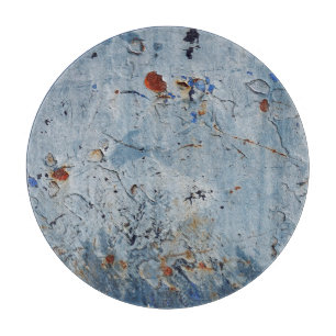 Alte blaue Eisenflecken korrodieren Schneidebrett