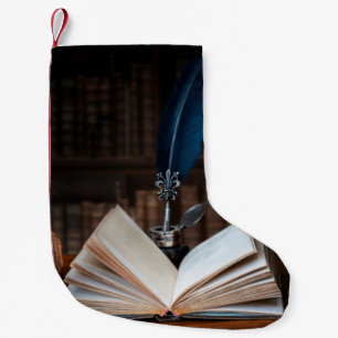 Alte Bücher, Federkugelschreiber und antikes Tinte Kleiner Weihnachtsstrumpf
