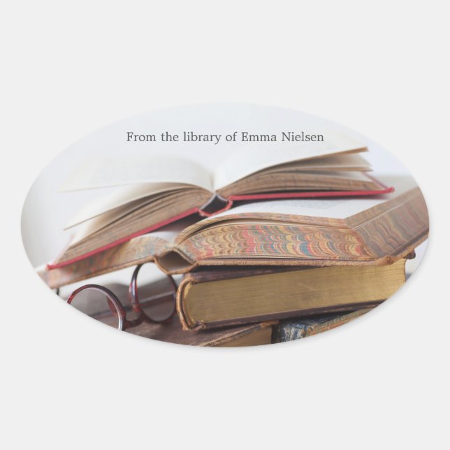 Alte Bücher mit Brille Ovaler Aufkleber (Vorderseite)