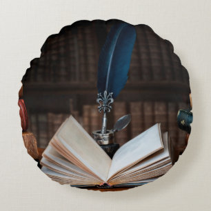 Alte Bücher, Stift und Vintage Tinte aus Holz Rundes Kissen