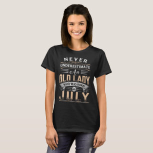 Alte Dame, die im Juli geboren war T-Shirt