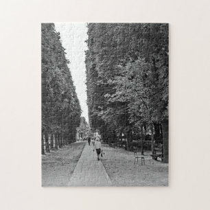 Alte Dame, die im Sommer im Pariser Park spaziert Puzzle