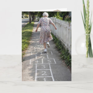 Alte Dame spielt zum Geburtstag Hopse-Schach-Spiel Karte
