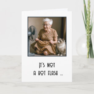Alte Dame zum Geburtstag kühlt sich mit einem Vent Karte