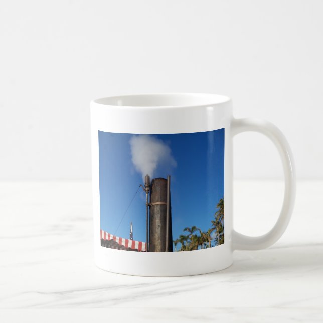alte Dampfpfeife mit weißem Dampfstrahl Kaffeetasse (Rechts)