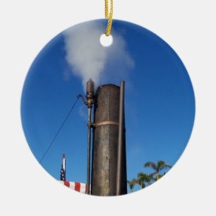 alte Dampfpfeife mit weißem Dampfstrahl Keramikornament