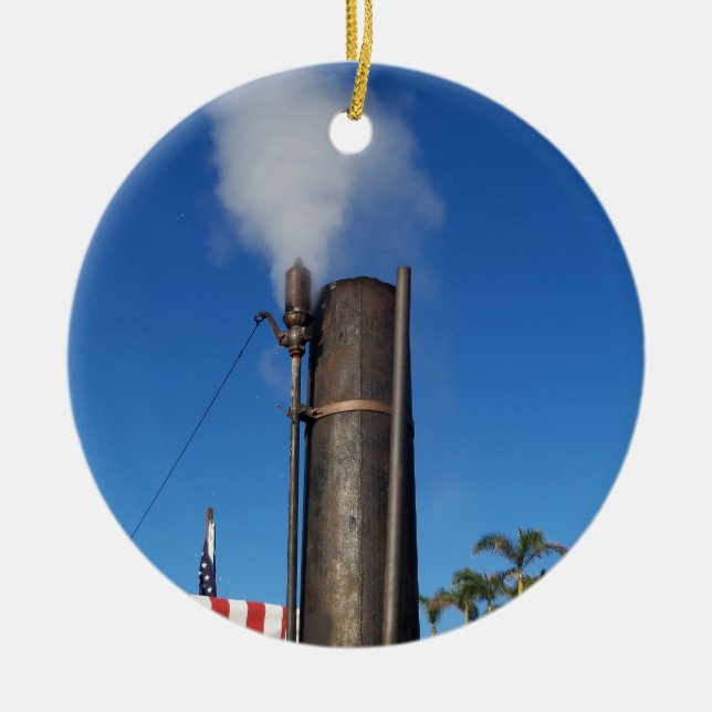 alte Dampfpfeife mit weißem Dampfstrahl Keramikornament (Vorne)