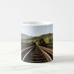 Alte Eisenbahnbrücke-Naturlandschaft der Eisenbah Tasse