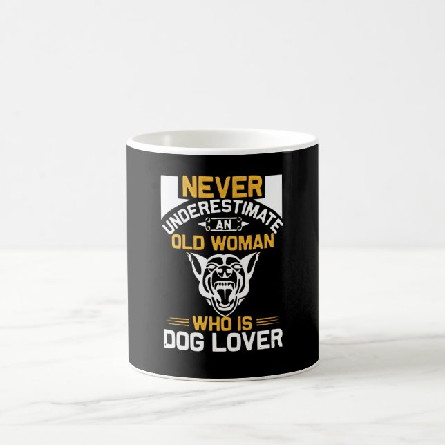 alte Frau, die Hund Lover ist Kaffeetasse (Mittel)