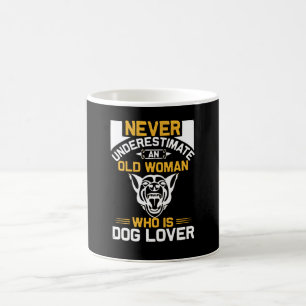alte Frau, die Hunde liebt Kaffeetasse