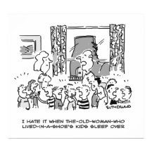 Alte Frau, die in einem Schuhkinderleepover lebte