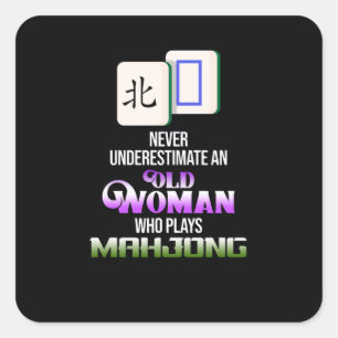 Alte Frau, die Spiele für Mahjong spielt Quadratischer Aufkleber