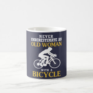 ALTE FRAU MIT EINEM FAHRRAD TASSE