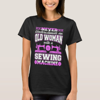 Alte Frau mit Nähmaschine T-Shirt