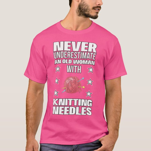 Alte Frau mit Stricknadeln Strickgeschenk Strick T-Shirt (Vorderseite)