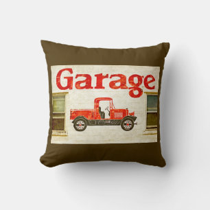 Alte Garage auf Braun Kissen