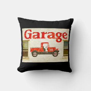 Alte Garage auf Schwarz Kissen