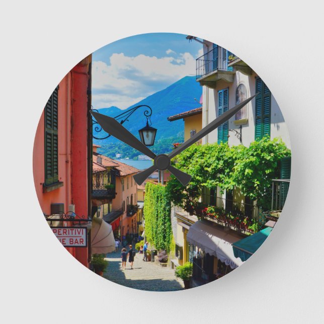 Alte Gasse in Bellagio (Comer See, Italien) Runde Wanduhr (Vorderseite)