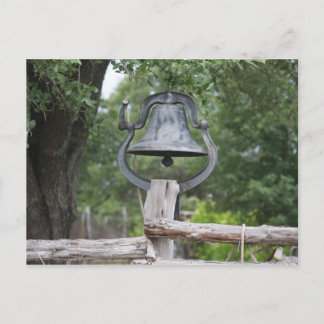 Alte Glocke auf einem Zaun Postkarte
