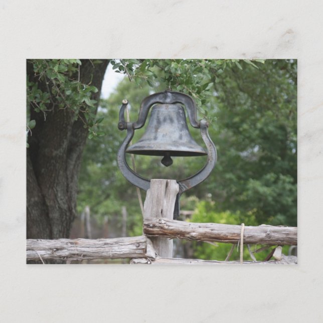 Alte Glocke auf einem Zaun Postkarte (Vorderseite)