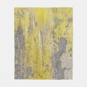 Alte graue Betonwand mit abblätternder gelber Farb Fleecedecke