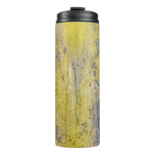 Alte graue Betonwand mit schälender gelber Farbe. Thermosbecher