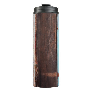 Alte graue Holztapete, schwarz, leer, Thermosbecher