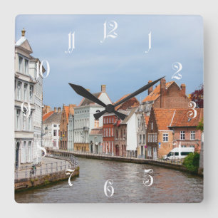 Alte Häuser in Brügge, Belgien Quadratische Wanduhr
